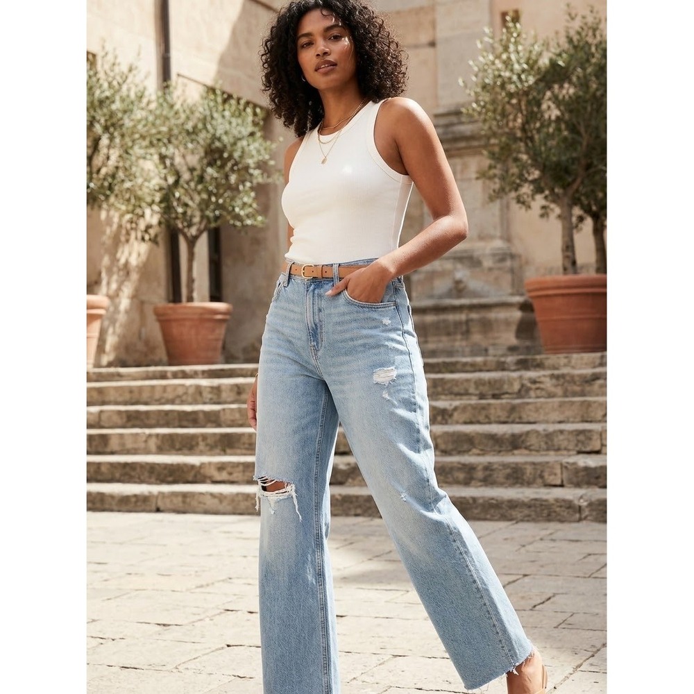 Old Navy Sky-Hi Wide Leg Distressed Jeans Light Wash Size 4 Extra High Rise